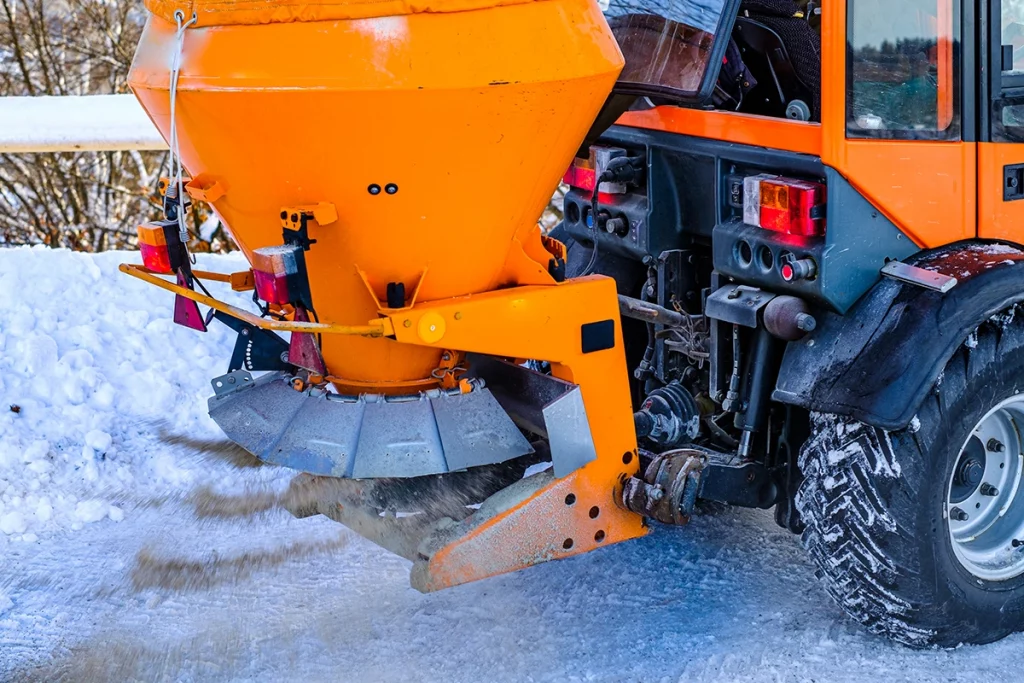 Zu sehen ist der Streuteller, keine Totale, Straße oder Gehweg im Vordergrund, Fahrzeug nur teilweise sichtbar