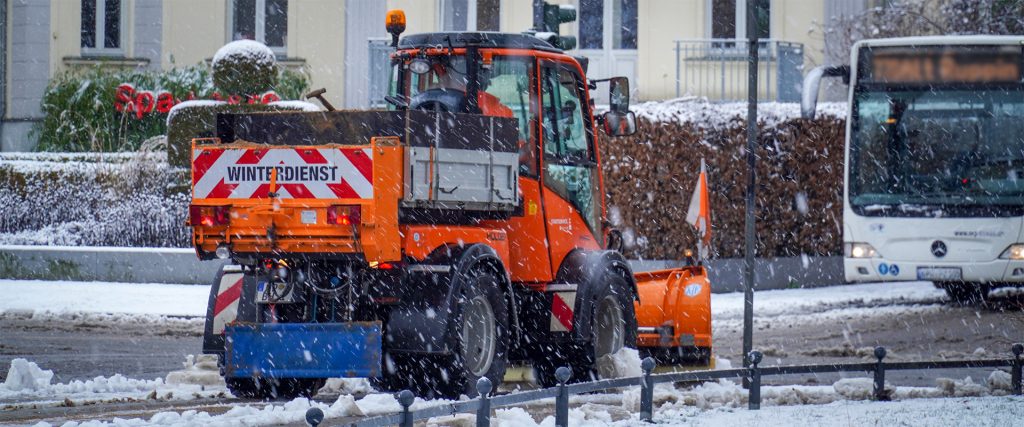 digitaler Winterdienst: Winterdienstfahrzeug mit GPS im kommunalen Einsatz bei Schnee und Eis