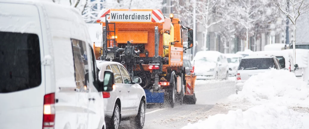 Kommunaler Winterdienst in NRW – Schneeräumfahrzeug im Stadtgebiet
